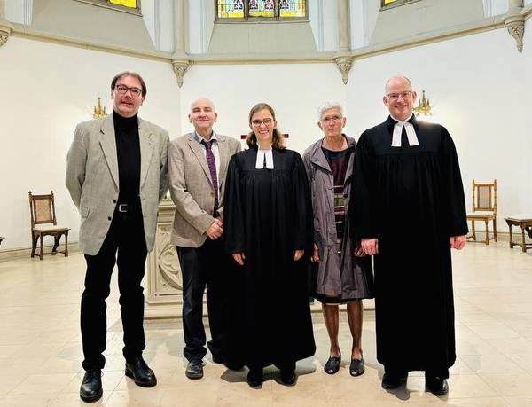 Das Foto zur Gottesdiensteinührung von Pfarrerin Annette Weippert zeigt von links nach rechts Markus Kohlbecker, Thomas Müller, Annette Weippert, Susanne Voegler und Christian Link in der Stadtkirche Baden-Baden