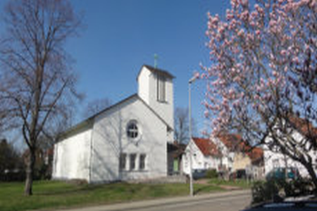 Quelle: https://www.ekimu.de/im/img/5StHYI-LbSrXmS-LWp6KOevVmSlX5fZtmFvt5fo35KyLmKDEYK3Df85LbDv3JfOG5SjAW0jq_F_/f,j/s,x,230,y,153/kirche_von_aussen_1.jpg