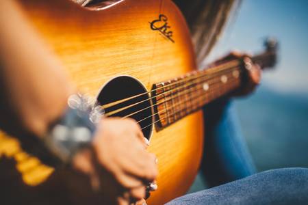 Gitarre wird gespielt